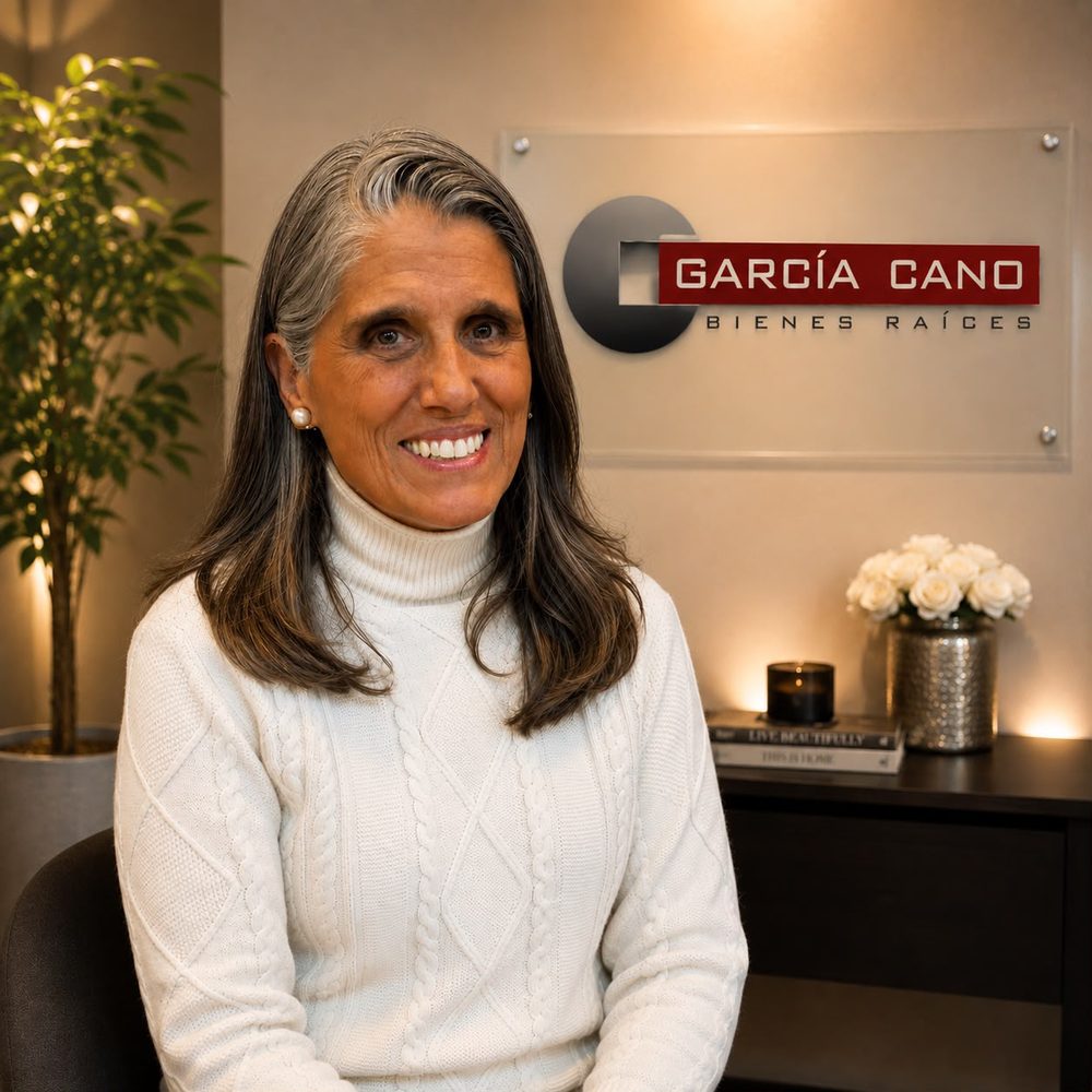 María José García Cano en la oficina de García Cano Bienes Raíces
