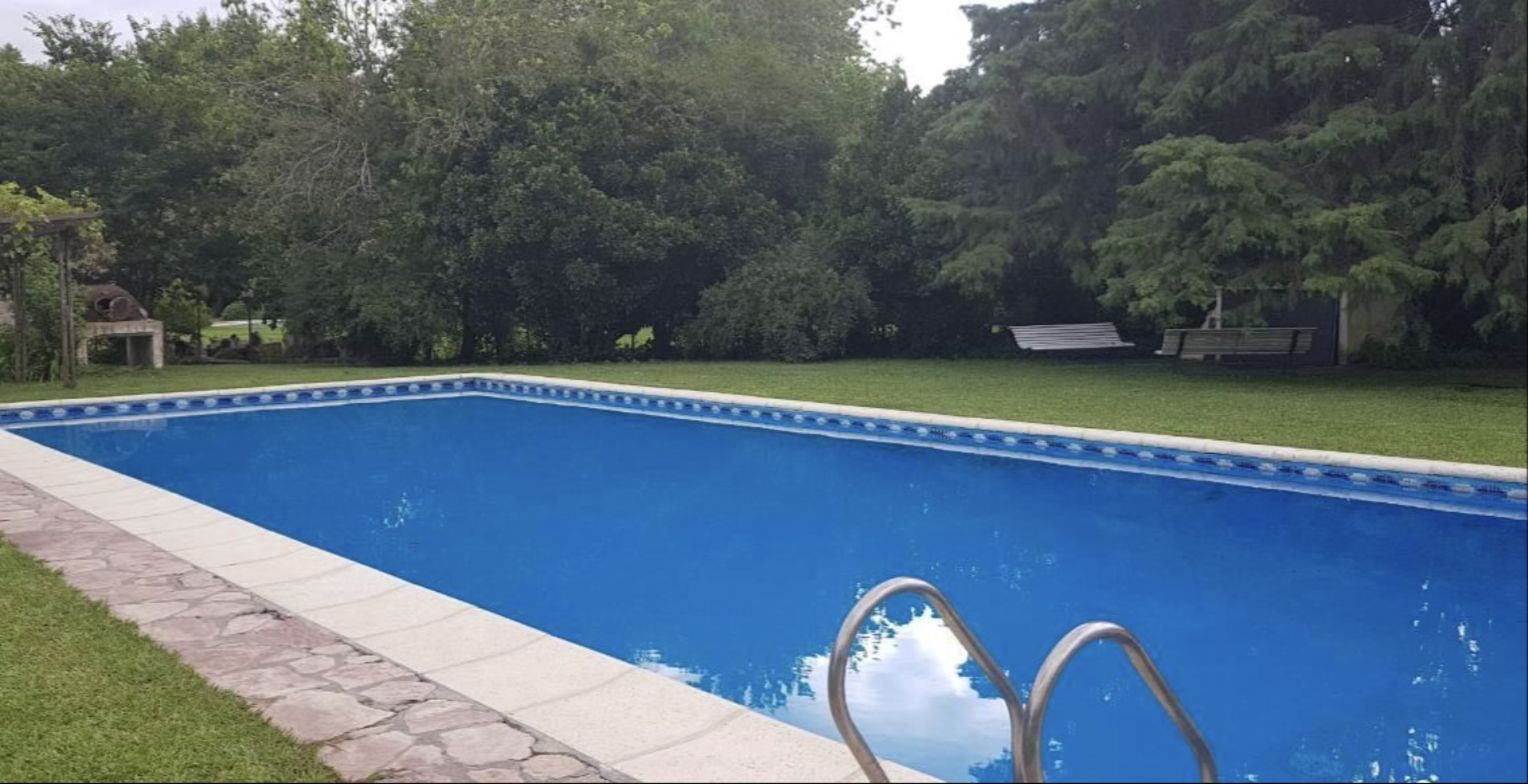 Pileta y parque arbolado en una quinta de El Cazador